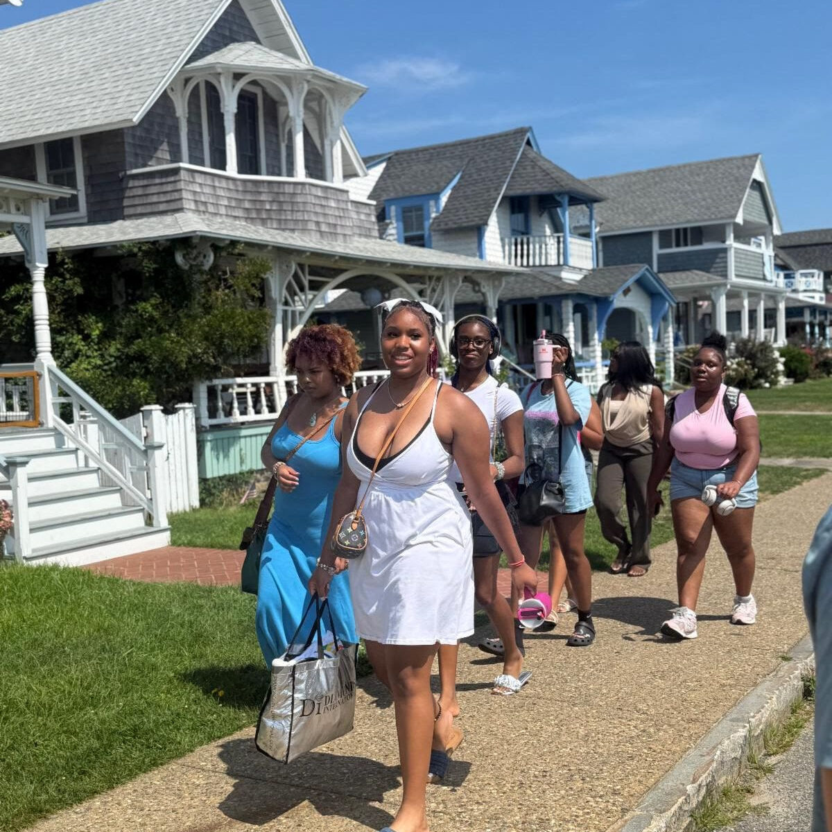 girlswalking
